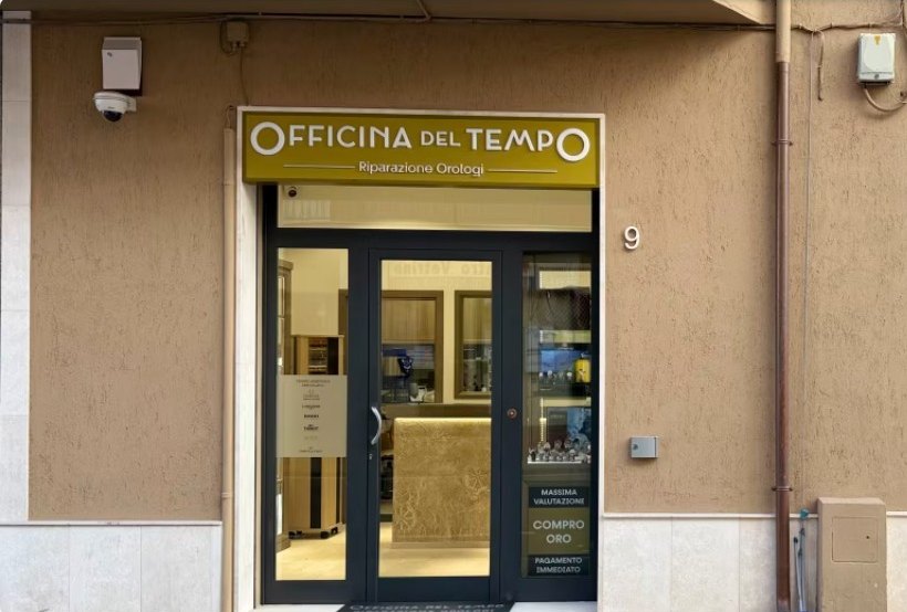 L’ingresso di Officina del Tempo a Olbia, con insegna e vetrina compro oro
